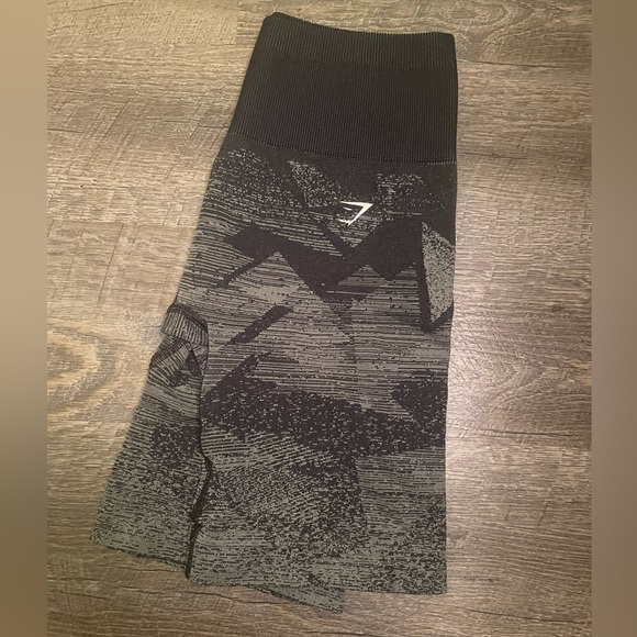 ❌SOLD❌ ADAPT OMBRE SEAMLESS SHORTS - Picture 3 of 4